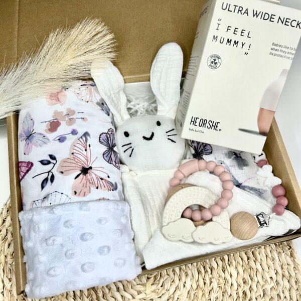 IMG_7721 (1) Extra Baby box-Ultra széles nyakú szilikon cumigüveggel, fehér nyuszival, tetra pelenkával